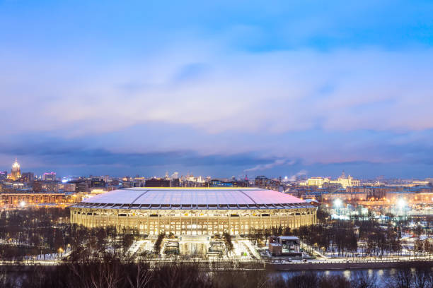 luzhniki stadion in moskau während der blauen stunde am abend. 2018 world cup final spiel stadion. - soccer city stock-fotos und bilder