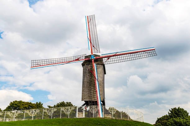 paseo de los molinos de kruisvest en brujas, bélgica - belgium bruges windmill europe fotografías e imágenes de stock