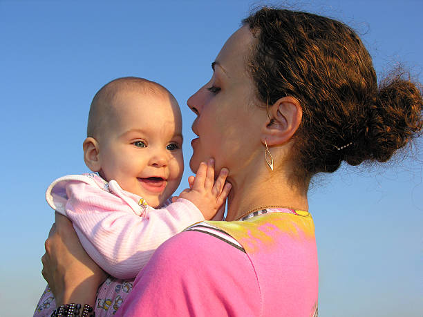 sorriso bambino sulle mani di madre - human nose baby animal nose mother foto e immagini stock