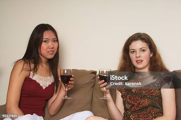 Bella Ragazza Beve Vino Rosso - Fotografie stock e altre immagini di Adulto - Adulto, Amicizia, Amore