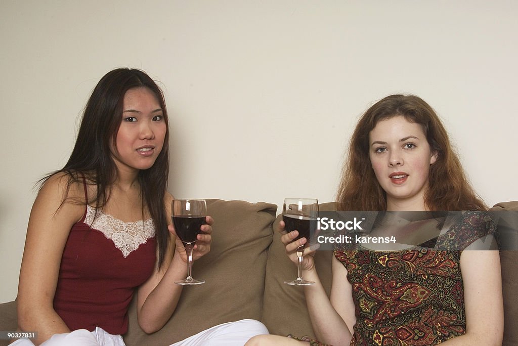 Очаровательные девушки пить Красное вино - Стоковые фото Аборигенная культура роялти-фри
