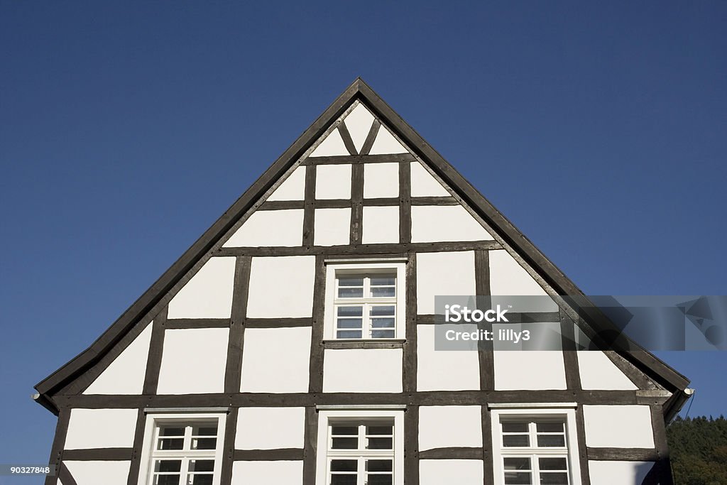 Empena de uma estrutura de madeira casa em preto e branco - Royalty-free Aldeia Foto de stock