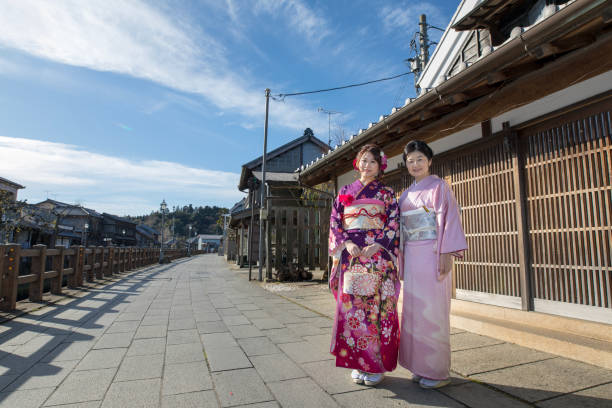 retrato de madre e hija en la tradicional ciudad viniendo del día edad - japanese ethnicity seijin no hi people outdoors fotografías e imágenes de stock