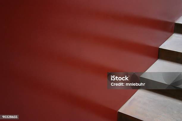 Foto de Arquitetura Moderna Escada Com Degraus E Verticais Reflexão Sobre Vermelho e mais fotos de stock de Acabando