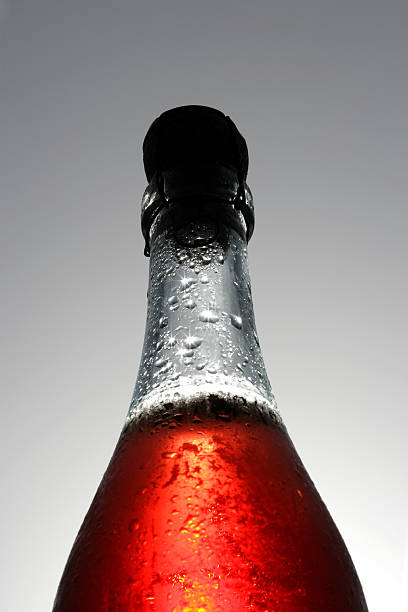 lambrusco frescas - lambrusco bottle fotografías e imágenes de stock