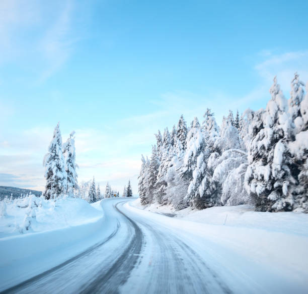 conduire sur une route glissante en janvier, norvège comté d’oppland - vibrant color forest ice snow photos et images de collection