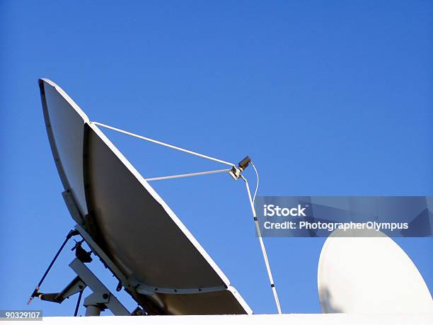 Foto de Pratos Satélite Contra O Céu Azul e mais fotos de stock de Abstrato - Abstrato, Antena - Equipamento de telecomunicações, Antena - Parte do corpo animal