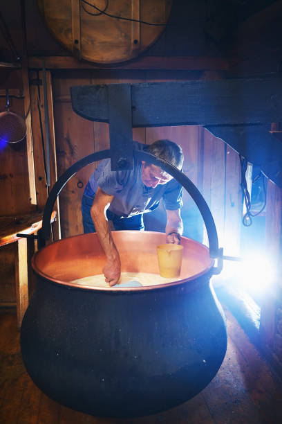 fromagerie artisanale traditionnelle - cheese making photos et images de collection