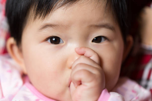 close-up de la succión de la pulgar del bebé - finger in mouth fotografías e imágenes de stock