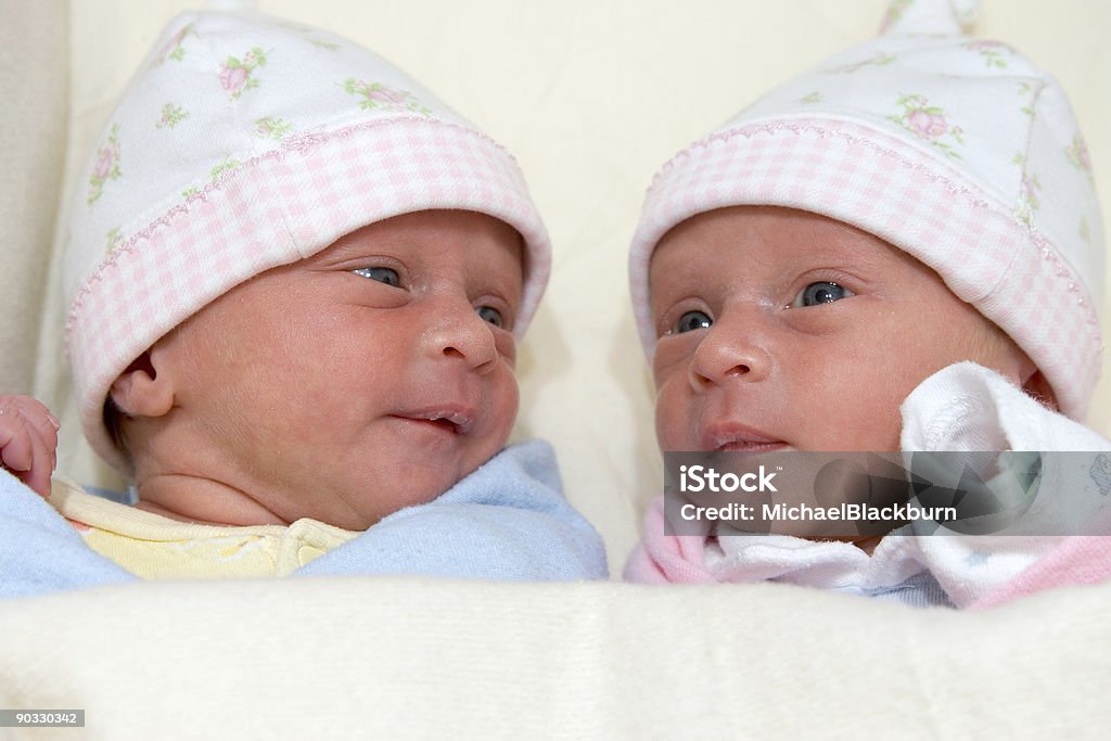 PERSONAS-Premies dormitorio con camas gemelas - Foto de stock de Bebé libre de derechos