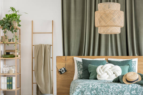 drabina w zielonej sypialni - olive green residential structure house decor zdjęcia i obrazy z banku zdjęć