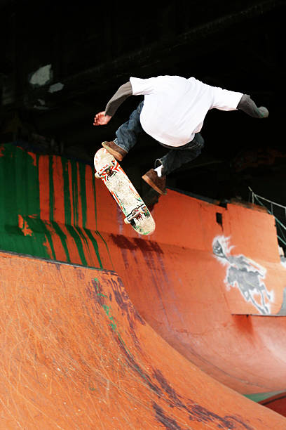 atrakcyjną wykonując triki na half pipe - men jumping mid air air pump zdjęcia i obrazy z banku zdjęć