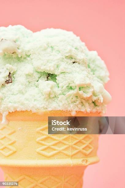 Mint Chip Lód W Waflu - zdjęcia stockowe i więcej obrazów Lody - Lody, Cukierek o smaku miętowym, Chipsy ziemniaczane