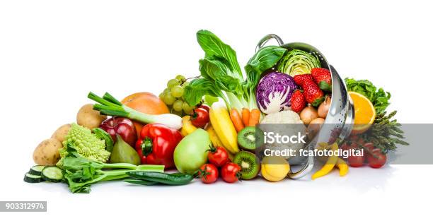 Sanos Frutas Y Verduras Frescas En Un Colador Aislado Sobre Fondo Blanco Foto de stock y más banco de imágenes de Vegetal