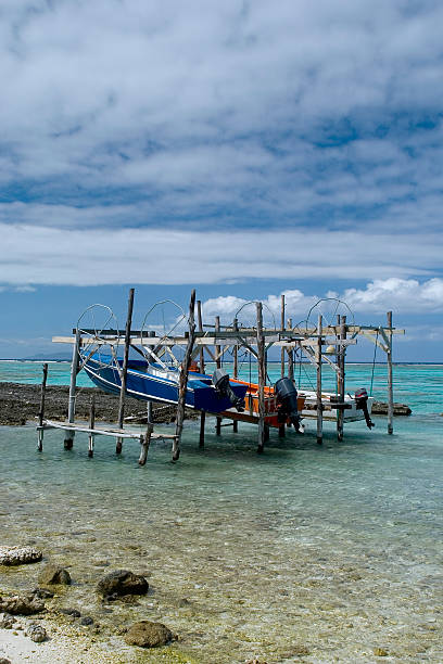 férias tropicais - french polynesia pier lagoon nautical vessel - fotografias e filmes do acervo