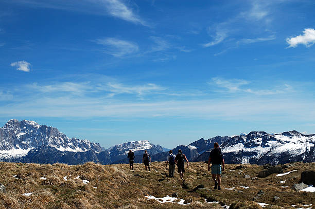 walkers пересечение итальянский доломитовые альпы - melting spring snow trentino alto adige стоковые фото и изображения