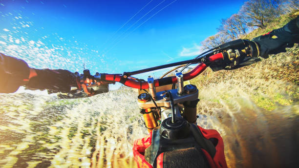 motocross enduro motorbike riding point of view pov - dirtroad imagens e fotografias de stock