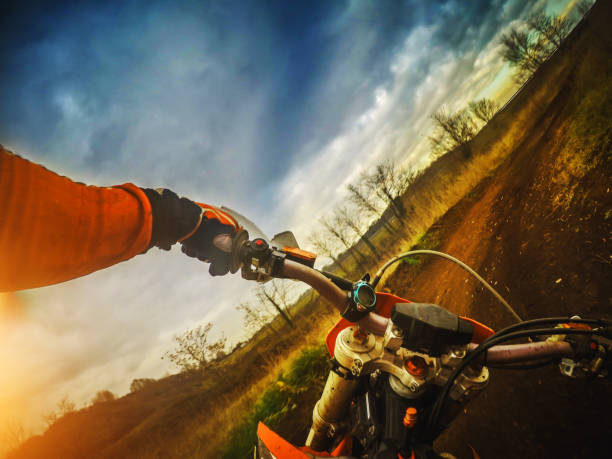 motocross enduro motorbike riding point of view pov - dirtroad imagens e fotografias de stock