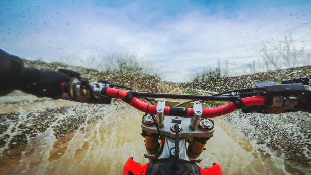 motocross enduro motorbike riding point of view pov - dirtroad imagens e fotografias de stock