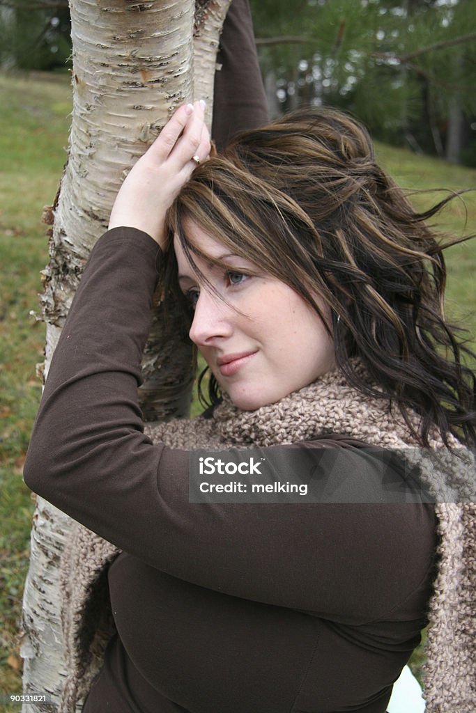 Donna in posa da albero - Foto stock royalty-free di Adolescente