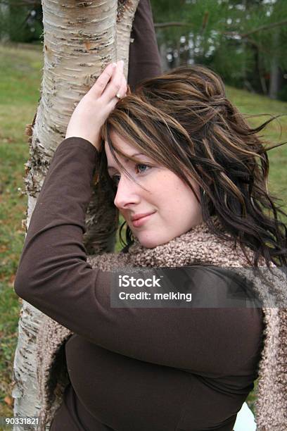 Donna In Posa Da Albero - Fotografie stock e altre immagini di Adolescente - Adolescente, Adulto, Allegro