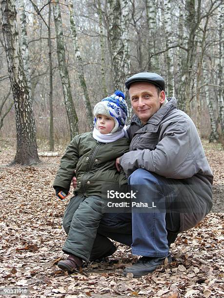 Nonno Con Nipote In Autunno Legno - Fotografie stock e altre immagini di Abbracciare una persona - Abbracciare una persona, Adulto, Albero