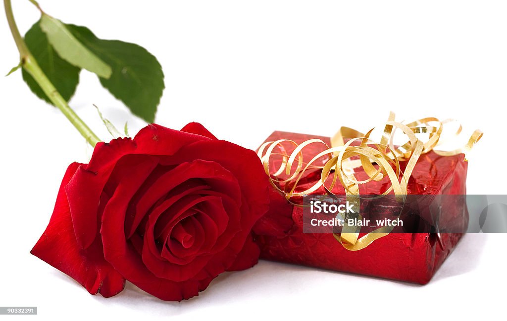 Walentynki prezent z czerwony róża - Zbiór zdjęć royalty-free (Biżuteria)