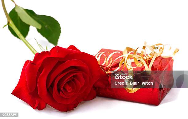 Walentynki Prezent Z Czerwony Róża - zdjęcia stockowe i więcej obrazów Biżuteria - Biżuteria, Bukieciarstwo, Czerwony