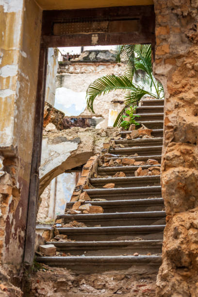 die ruinen von der schönen stadt havanna in kuba - hurricane caribbean house storm stock-fotos und bilder