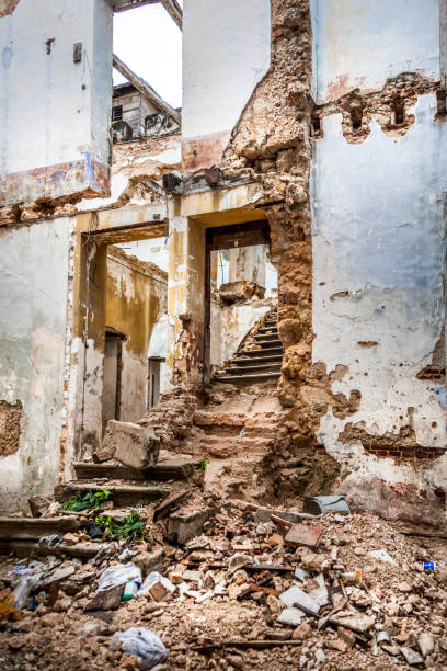 las ruinas de la hermosa ciudad de la habana en cuba - hurricane caribbean house storm fotografías e imágenes de stock