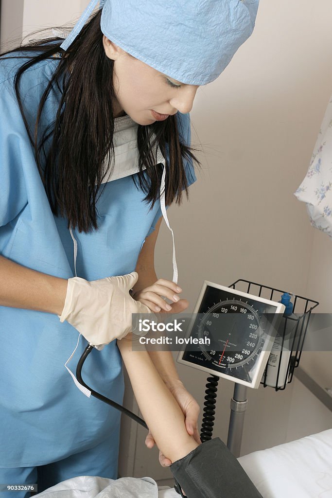 담담의 펌핑용 바라요 및 혈압 측정 - 로열티 프리 간호사 스톡 사진