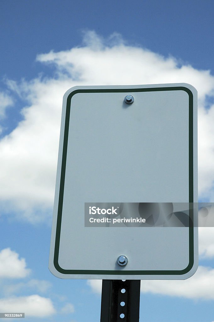 Puste Znak drogowy przed błękitne niebo i chmury - Zbiór zdjęć royalty-free (Bez ludzi)