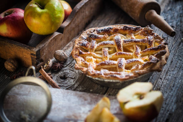 torta di mele fatta in casa su una superficie di legno - apple pie apple baked cinnamon foto e immagini stock