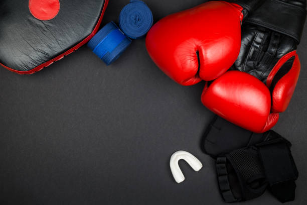 equipaggiamento sportivo su nero - group of objects padding exercising boxing glove foto e immagini stock