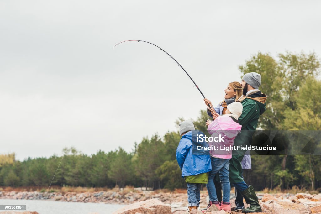 Pesca en familia - Foto de stock de Familia libre de derechos