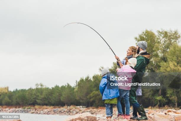 Pesca En Familia Foto de stock y más banco de imágenes de Familia - Familia, Hija, Otoño