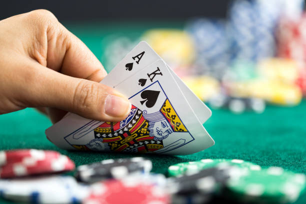 손을 잡고 포커 카드와 돈을 도박 칩 동전 - gambling chip poker casino ace 뉴스 사진 이미지