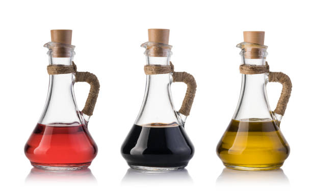 bottiglia di olio d'oliva e aceto - vinegar balsamic vinegar modena italy foto e immagini stock