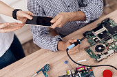 der-mann-arbeitet-als-radiotechniker-ein-mann-ist-platine-reparieren.jpg?b=1&s=170x170&k=20&c=PKPdZPuVFCCOpRVxVfGFR4uaDldJkfUMqf07_Cu-Y9k=