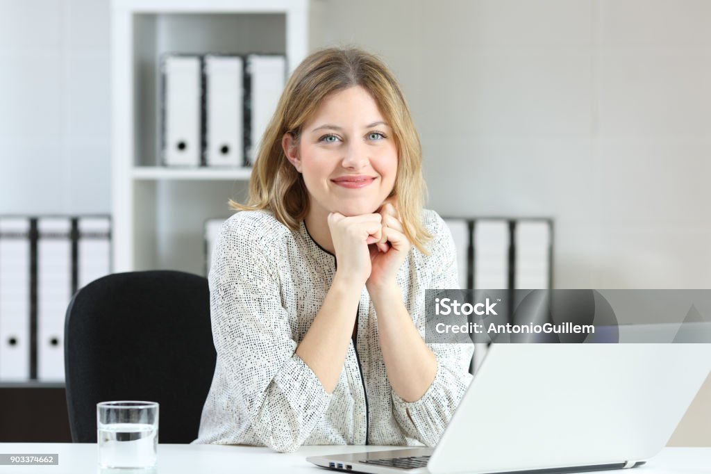 Empresaria posando mirarte en oficina - Foto de stock de Oficina libre de derechos