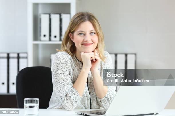 Empresaria Posando Mirarte En Oficina Foto de stock y más banco de imágenes de Oficina - Oficina, Mujeres, Secretario