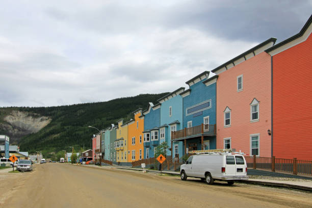 strada principale con tipiche case tradizionali in legno a dawson city, canada - yukon foto e immagini stock