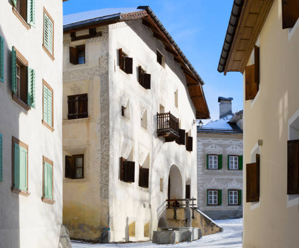 un typique des maisons dans la partie ancienne de guarda guarda, suisse il est l’un des meilleurs villages préservés et caractéristiques de la unterengadin. - oberengadin photos et images de collection