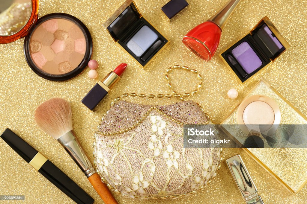  Set De Cosméticos De Maquillaje Brochas Y Sombras De Ojos Lápiz Labial Y Esmalte De Uñas Foto de stock y más banco de imágenes de Belleza