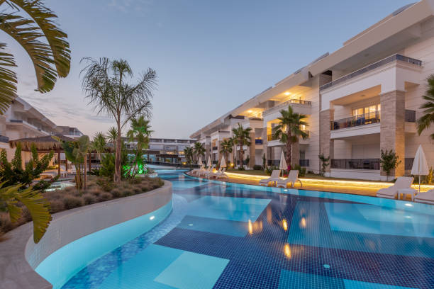luxury construction hotel with swimming pool at sunset - condominium complex imagens e fotografias de stock