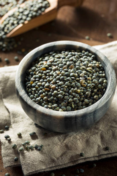 сухая зеленая органическая французская чечевица - green lentil стоковые фото и изображения