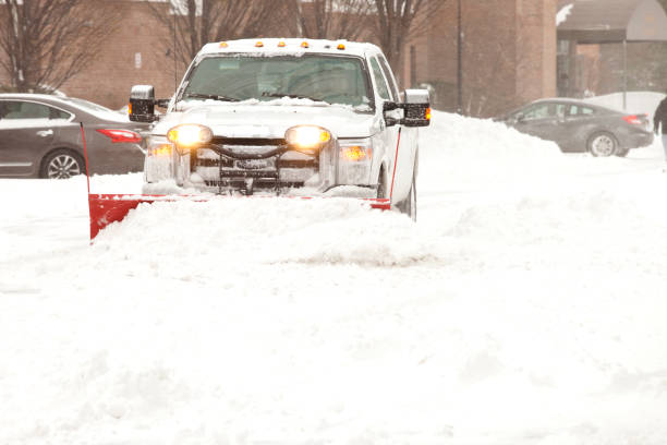 arado de nieve quitando nieve en un complejo de apartamentos - snowplow snow parking lot truck fotografías e imágenes de stock