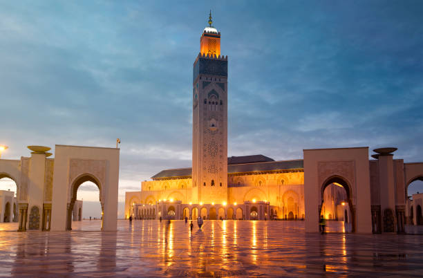 la moschea hassan ii a casablanca, marocco. vista notturna - moschea hassan ii foto e immagini stock