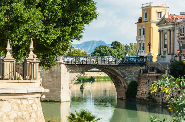 fiume segura e vecchio ponte, murcia, spagna - murcia foto e immagini stock