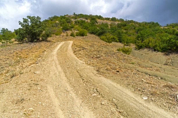 istock Steep descent on a dirt road. 903447298